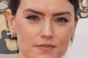Daisy Ridley’s Short “Wet Look” Hairstyle – EE British Academy Film Awards 2022