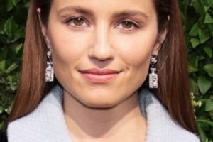 Dianna Agron’s Long Straight Hairstyle – CHANEL Tribeca Festival Artists Dinner