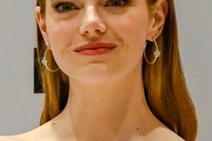 Emma Stone’s Long Straight Hairstyle – “Bleat” Screening