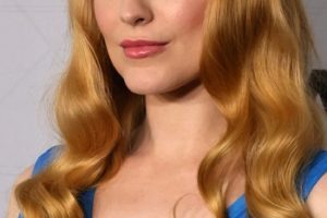 Evan Rachel Wood – Glam Waves Hairstyle (2022) – HBO’s “Westworld” Season 4 Premiere