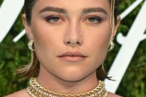 Florence Pugh – Short Slicked Back Hairstyle Stole the Spotlight at the 2022 Tiffany & Co.’s Brand Exhibition