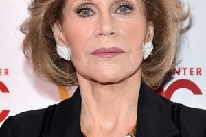 Jane Fonda – Medium Length Curled Hairstyle – 2017 Women’s Media Awards