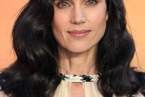 Jennifer Connelly – Long Curled Hairstyle a Delightful Change – 2022 Royal Performance of “Top Gun: Maverick”