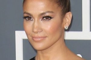 Jennifer Lopez – Sleek Topknot Updo – 55th Annual Grammy Awards
