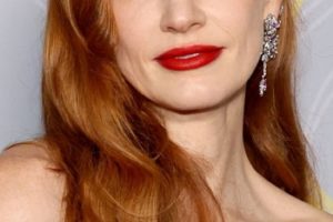 Jessica Chastain’s Long Curled Deep Side Part Hairstyle (2022) – 75th Annual Tony Awards