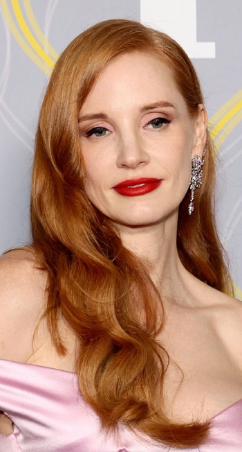 Jessica Chastain's Long Curled Hairstyle - [Hairstylist: Renato Campora] - 20220612