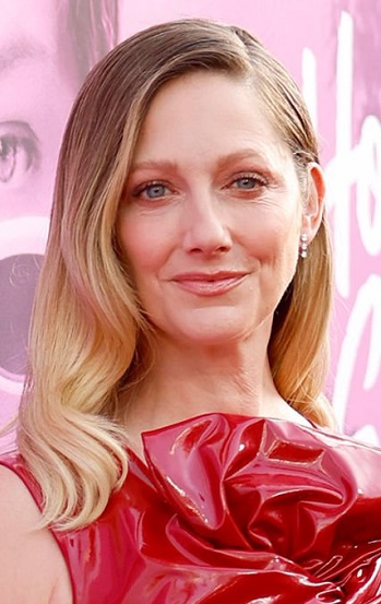 Judy Greer's Long Curled Hairstyle - 20220523