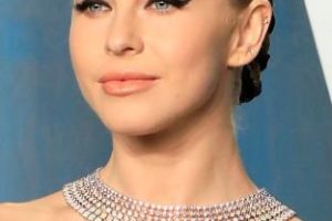Julianne Hough – Sleek Braided Bun Updo – 2022 Vanity Fair Oscar Party
