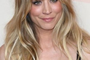 Kaley Cuoco’s Long Curled Hairstyle/Peek-a-Boo Bangs – HBO Max’s “The Flight Attendant” Season 2 Premiere