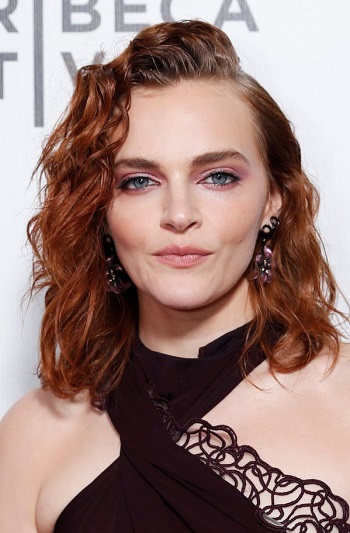 Madeline Brewer's Medium Length Curled Hairstyle - 20220613