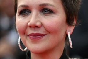 Maggie Gyllenhaal – Super Short Haircut – (2022) 75th Annual Cannes Film Festival