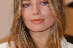 Margot Robbie – Long Straight Hairstyle (2022) – Spring-Summer Chanel Haute Couture Collection Fashion Show