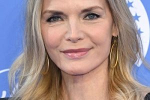 Michelle Pfeiffer – Long Curled Hairstyle – 2022 Paramount+ UK Launch