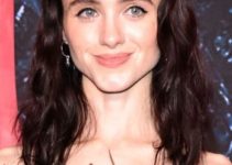 Natalia Dyer – Effortless Waves Hairstyle with Adorable Wispy Baby Bangs