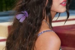 Olivia Rodrigo – Long Curly Hairstyle – 2022 Met Gala