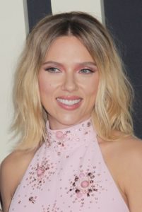 Scarlett Johansson's Shoulder Length Beach Waves Hairstyle - [Hairstylist: Davy Newkirk] - 20191015