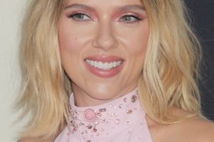Scarlett Johansson – Shoulder Length Beach Waves Hairstyle – Fox Searchlights’ “Jojo Rabbit” Premiere