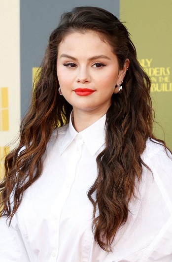 Selena Gomez's Pinned Back Curls for Days Hairstyle - 20220611