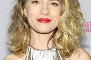 Willa Fitzgerald’s Medium Length Curled Hairstyle – New Museum Spring Gala 2022