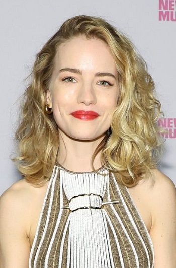 Willa Fitzgerald's Medium Length Curled Hairstyle - 20220413