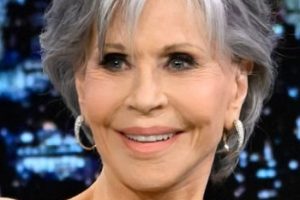 Jane Fonda – Short Layered Haircut (2022) – “The Tonight Show with Jimmy Fallon”