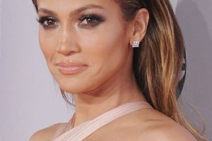 Jennifer Lopez – Long, Straight, Brushed-Back Hairstyle – 2014 American Music Awards