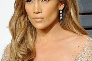 Jennifer Lopez – Long Curled Hairstyle – 2015 Vanity Fair Oscar Party
