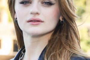 Joey King’s Hot Hot Hot Long Straight Hairstyle – 2022 “Bullet Train” Paris Photocall