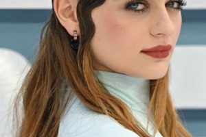 Joey King’s Long Finger Curl Hairstyle Vibes with Fans – 2022 “Bullet Train” UK Gala Screening