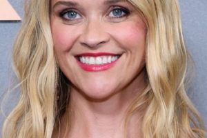 Reese Witherspoon’s Long Beach Waves Hairstyle – 2022 “Where The Crawdads Sing” New York Premiere