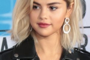 Selena Gomez Rocks Brand New Nirvana Blonde Hair Color – 2017 American Music Awards