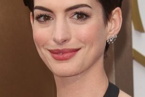 Anne Hathaway – Short Layered Haircut – 86th Annual Academy Awards