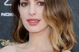 Anne Hathaway – Shoulder Length Beach Waves Hairstyle – “Alice Through The Looking Glass” Los Angeles Premiere