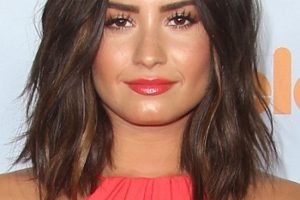 Demi Lovato – Shoulder Length Beach Waves Hairstyle – Nickelodeon’s 2017 Kids’ Choice Awards