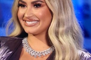 Demi Lovato – Long Blonde Wig – 2020 E! People’s Choice Awards
