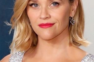 Reese Witherspoon’s Medium Length Curled Hairstyle “The Perfect Length”