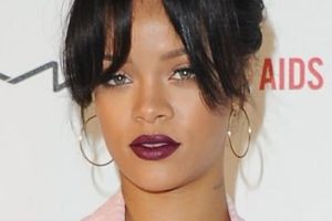 Rihanna – Prim Topknot Updo – “It’s Not Over” Premiere