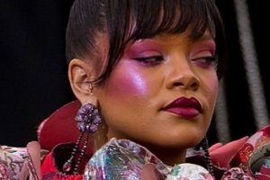 Rihanna – Sleek Topknot/Bangs – Met Gala
