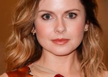 Rose McIver’s Shoulder Length Beach Waves Hairstyle –2022 Comic Con International: San Diego