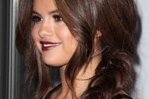 Selena Gomez – Cute-as-a-Button Long Braided Hairstyle
