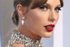 Taylor Swift – 2022 MTV VMAs Look a Huge Hit with Fans