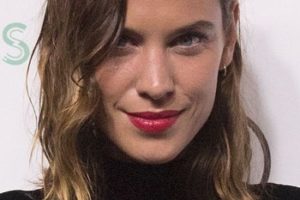 Alexa Chung – Shoulder Length Curled Hairstyle – Refinery29’s ’29Rooms’ Opening Night