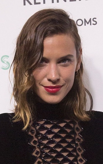 Alexa Chung's Shoulder Length Curled Hairstyle - [Hairstylist: Anh Co Tran] - 20150910