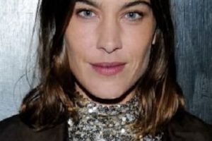 Alexa Chung – Shoulder Length Straight Hairstyle – 2022 Barbour London Launch