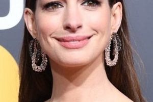 Anne Hathaway – Sleek Long Straight Hairstyle – 76th Annual Golden Globe Awards