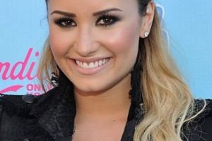 Demi Lovato – Half Up Half Down Blonde Hairstyle – 2013 Teen Choice Awards