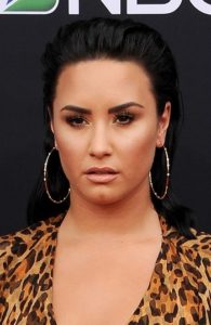 Demi Lovato's Shoulder Length Slicked Back Hairstyle - [Hairstylist: César Deleön Ramîrez] - 20180520