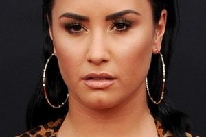 Demi Lovato – Shoulder Length Slicked Back Hairstyle – 2018 Billboard Music Awards