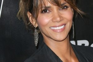 Halle Berry – Sexy High Ponytail – Fallout 4″ Video Game Launch Party