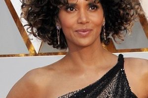 Halle Berry Celebrates Natural Curls – 89th Annual Academy Awards